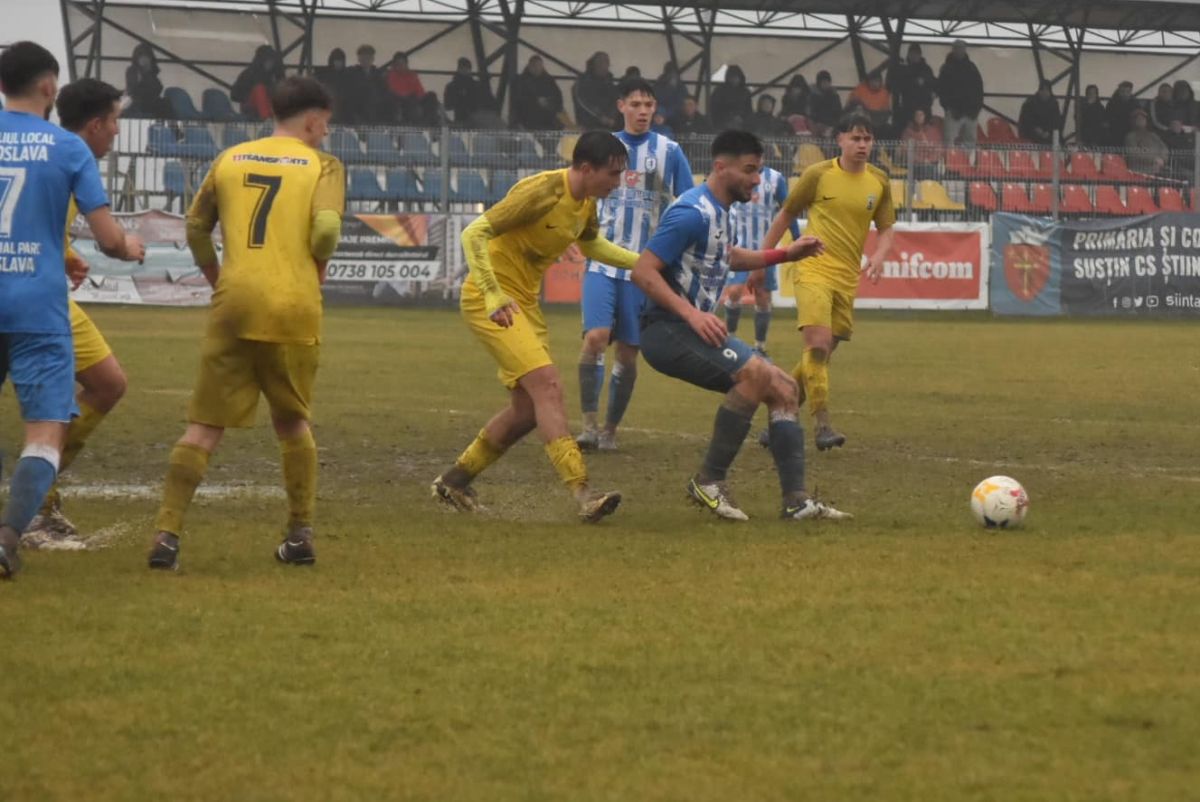 Imagini „medievale” în Moldova: fostul antrenor din Superligă, implicat în meciul jucat într-o „mlaștină” » Echipa lui a câștigat cu 7-0!