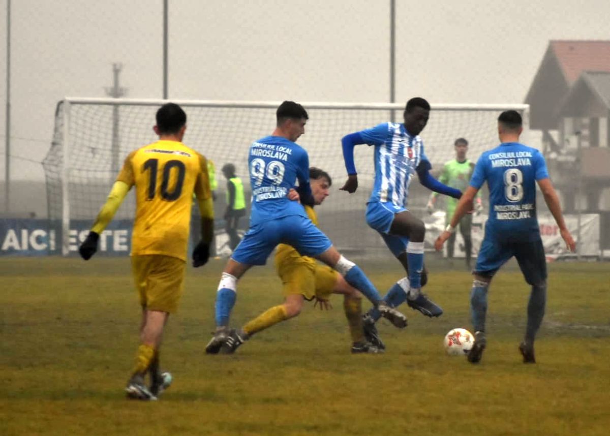 Imagini „medievale” în Moldova: fostul antrenor din Superligă, implicat în meciul jucat într-o „mlaștină” » Echipa lui a câștigat cu 7-0!