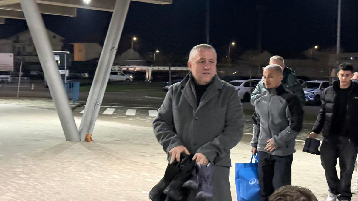 Mihai Rotaru și Alexandru Mitriță au adus ghetuțe pentru copiii nevoiași din Oltenia