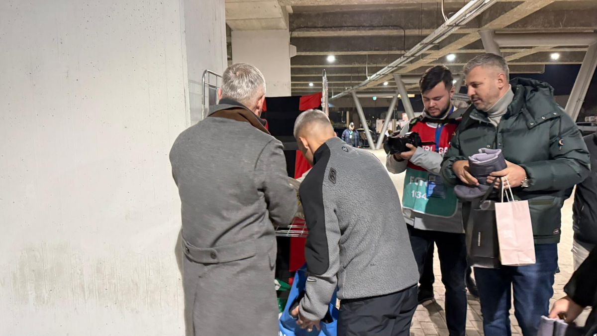 Mihai Rotaru și Alexandru Mitriță au adus ghetuțe pentru copiii nevoiași din Oltenia