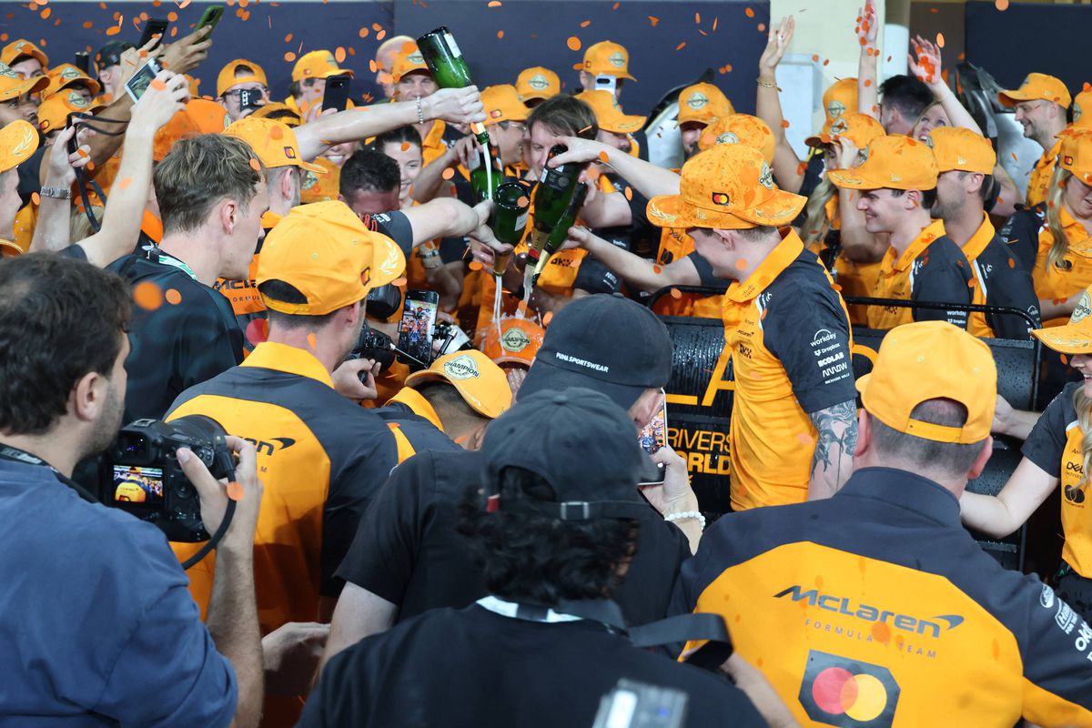 Noul campion din Formula 1 a petrecut până în zori alături de iubită » Suma uriașă pe care Lando Norris a lăsat-o la masă