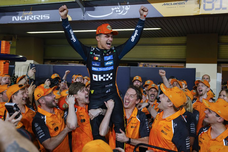 Cum a sărbătorit McLaren titlul mondial în Formula 1 câștigat de Lando Norris // FOTO: Imago Cum a arătat anul sportiv 2025: de la rivalitatea dintre Alcaraz și Sinner până la finalul „nebun” de sezon în F1 și la Liga Campionilor câștigată de PSG