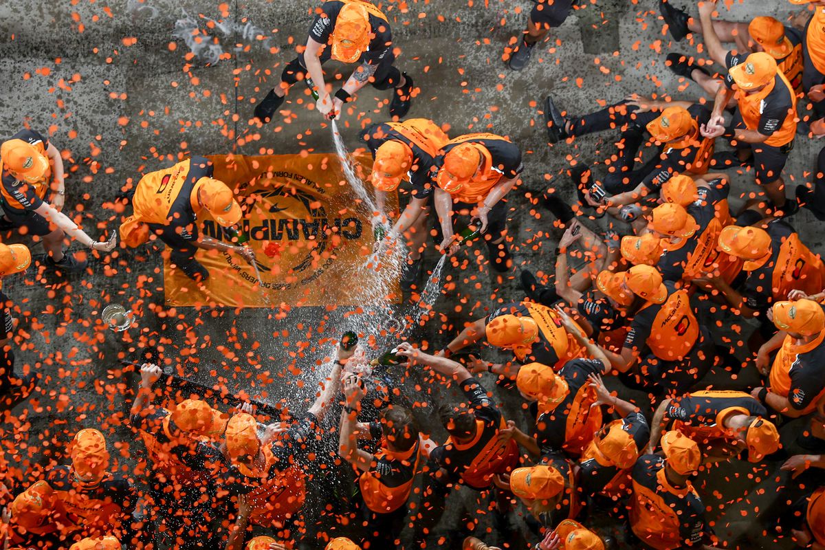 Noul campion din Formula 1 a petrecut până în zori alături de iubită » Suma uriașă pe care Lando Norris a lăsat-o la masă