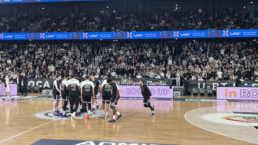 Jucătorii lui Partizan Belgrad, pe parchetul din BTarena/Foto: David Istrate (GSP) Într-o atmosferă europeană creată de 10.000 de fani, U-BT Cluj-Napoca a pierdut testul cu galonata Partizan Belgrad