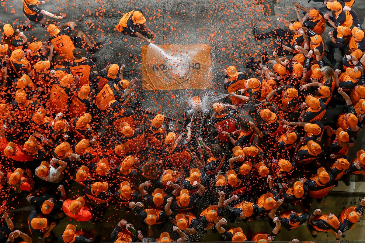 Noul campion din Formula 1 a petrecut până în zori alături de iubită » Suma uriașă pe care Lando Norris a lăsat-o la masă