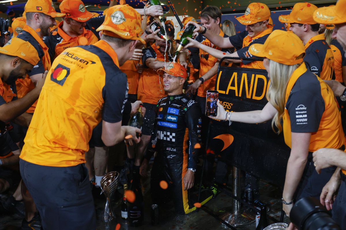 Noul campion din Formula 1 a petrecut până în zori alături de iubită » Suma uriașă pe care Lando Norris a lăsat-o la masă