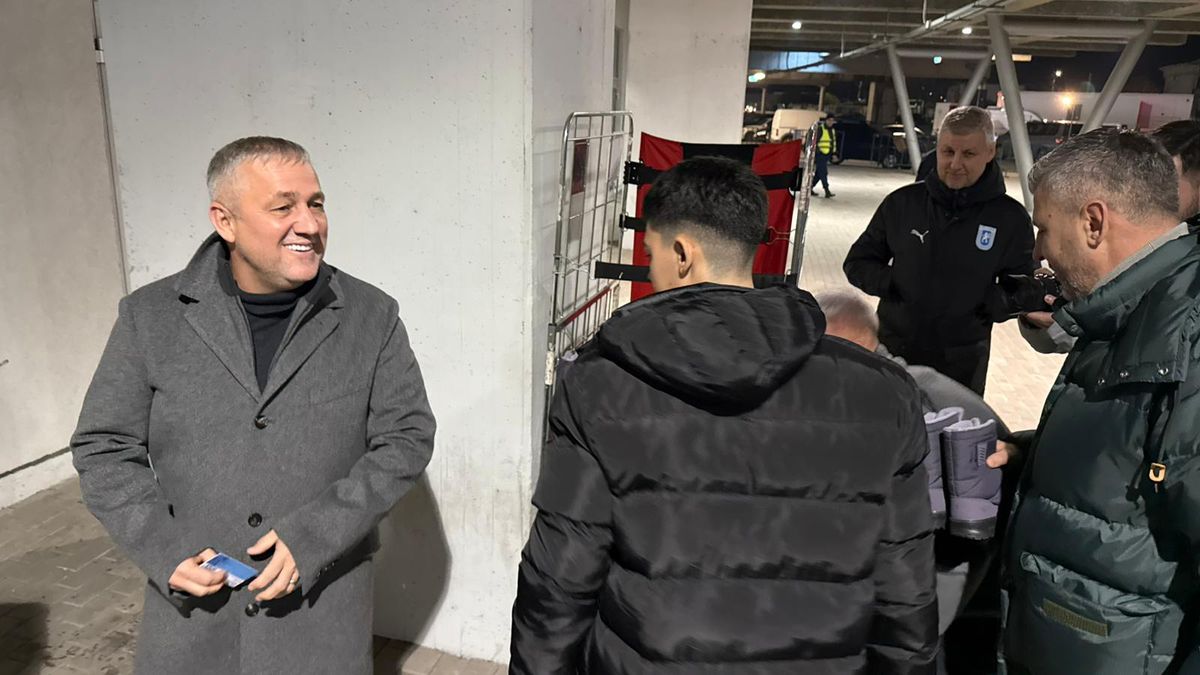 Mihai Rotaru și Alexandru Mitriță au adus ghetuțe pentru copiii nevoiași din Oltenia