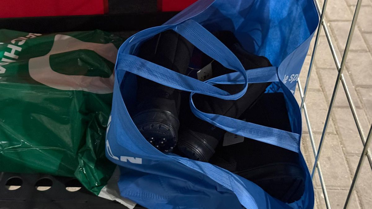 Mihai Rotaru și Alexandru Mitriță au adus ghetuțe pentru copiii nevoiași din Oltenia