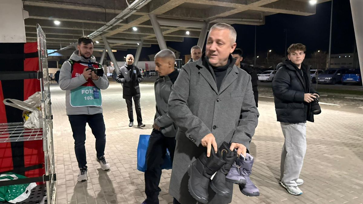 Mihai Rotaru și Alexandru Mitriță au adus ghetuțe pentru copiii nevoiași din Oltenia