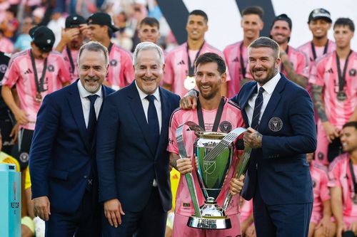 Leo Messi, cu trofeul MLS, încadrat de patronii lui Inter, Jorge și Jose Maas (stânga) și David Beckham / Foto: Imago