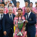 Leo Messi, cu trofeul MLS, încadrat de patronii lui Inter, Jorge și Jose Maas (stânga) și David Beckham / Foto: Imago