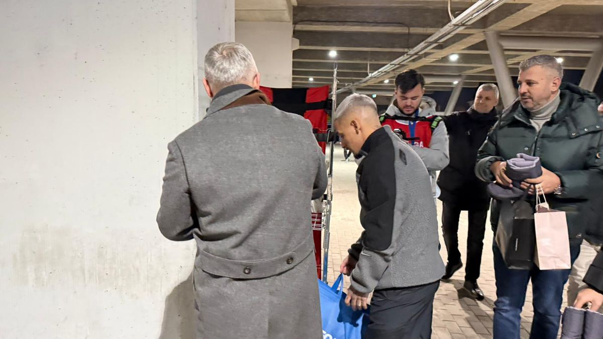 Mihai Rotaru și Alexandru Mitriță au adus ghetuțe pentru copiii nevoiași din Oltenia