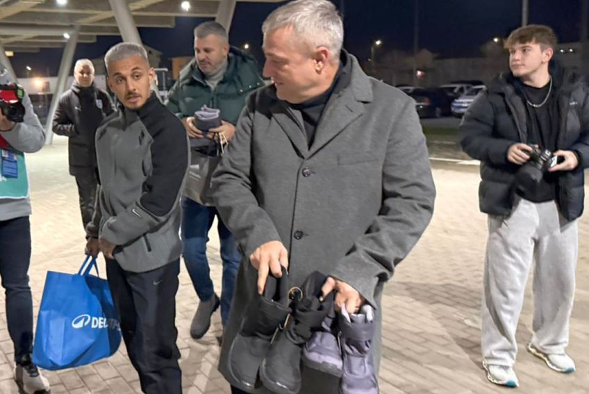 Mihai Rotaru și Alexandru Mitriță au adus ghetuțe pentru copiii nevoiași din Oltenia
