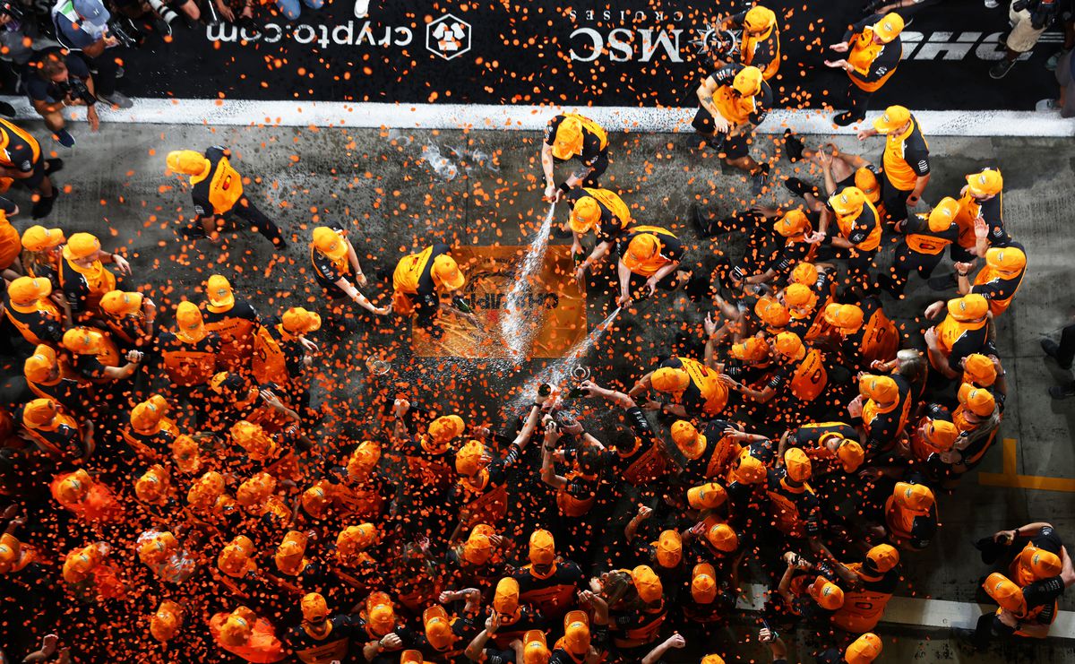 Noul campion din Formula 1 a petrecut până în zori alături de iubită » Suma uriașă pe care Lando Norris a lăsat-o la masă