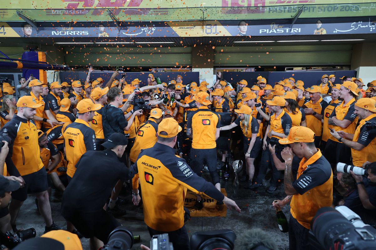 Noul campion din Formula 1 a petrecut până în zori alături de iubită » Suma uriașă pe care Lando Norris a lăsat-o la masă