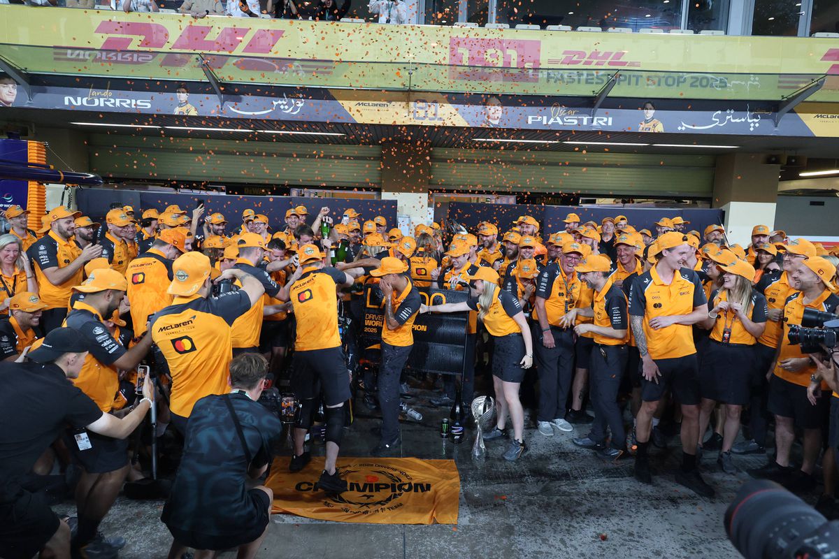 Noul campion din Formula 1 a petrecut până în zori alături de iubită » Suma uriașă pe care Lando Norris a lăsat-o la masă