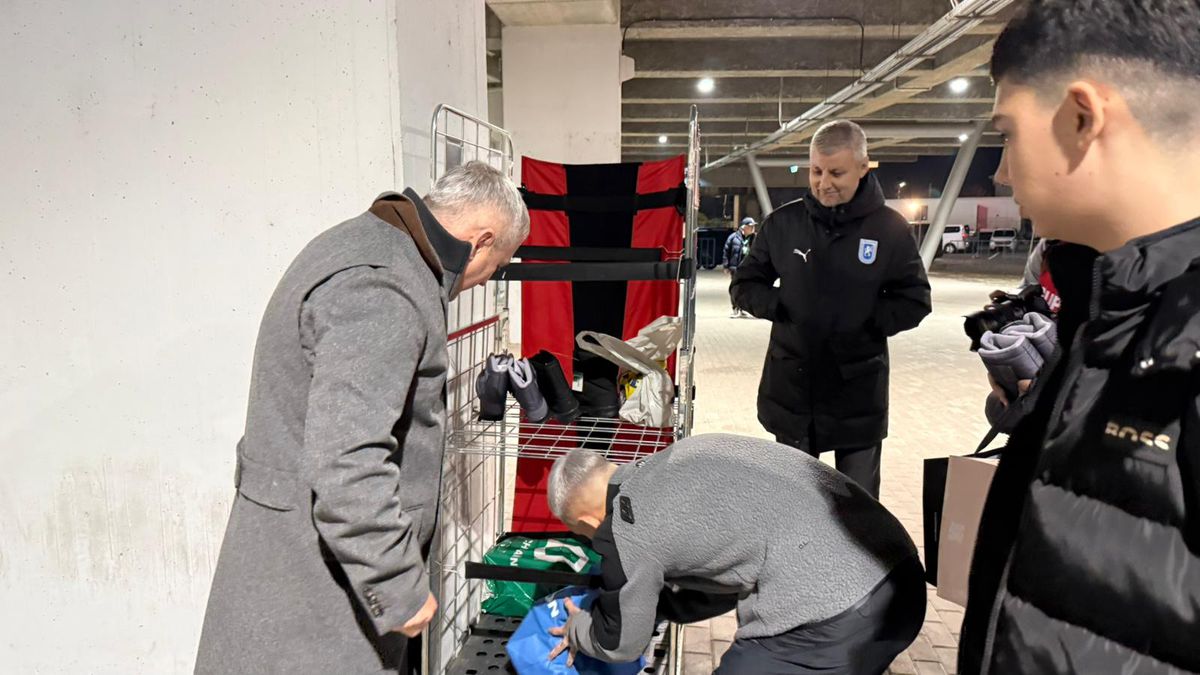 Mihai Rotaru și Alexandru Mitriță au adus ghetuțe pentru copiii nevoiași din Oltenia