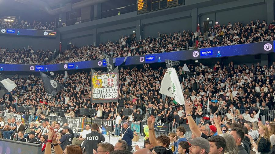 „Orthodox brothers”, banner-ul afișat de galeria lui U Cluj Într-o atmosferă europeană creată de 10.000 de fani, U-BT Cluj-Napoca a pierdut testul cu galonata Partizan Belgrad