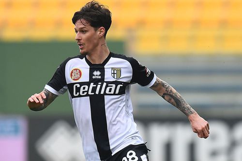 Dennis Man (23 de ani) ar putea pleca în această iarnă de la Parma, fiind pe lista mai multor cluburi. Sampdoria (locul 15 în Serie A) îl vrea sub formă de împrumut.