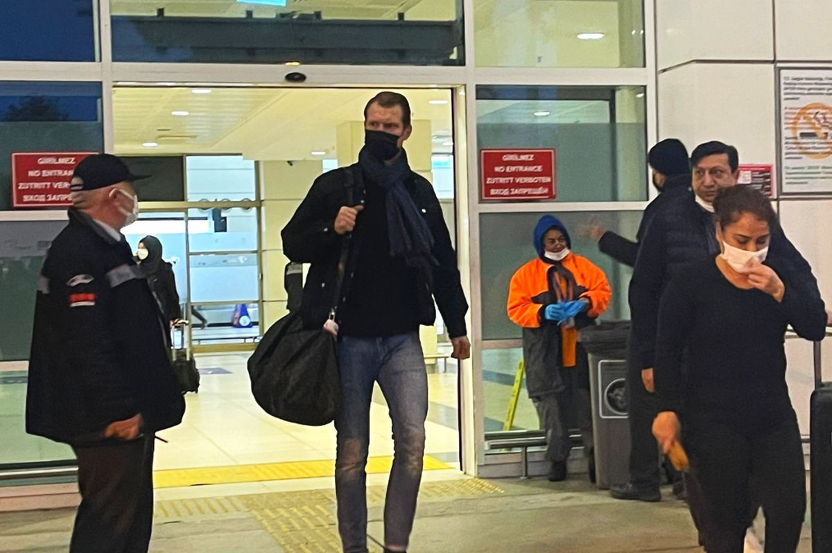 Arlauskis a ajuns în Antalya și merge direct în cantonamentul unei echipe de play-off: „Ne vedem pe teren!”