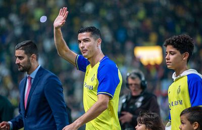 „Este afacerea secolului” » Cristiano Ronaldo, tratat ca un adevărat șeic la Riad: 5 mașini, 3 restaurante și supermarket privat!