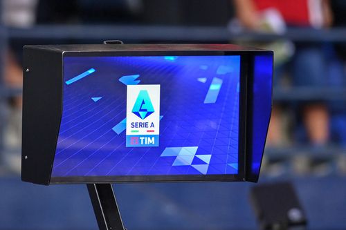 Startul reprizei a doua a meciului Salernitana - Torino, din etapa #17 din Serie A, a fost întârziat din cauza problemelor cu monitorul VAR/ foto Imago Images
