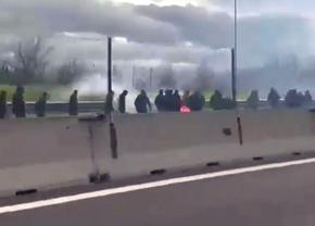 Haos în Italia: suporterii de la Napoli și Italia s-au bătut în mijlocul drumului! Autostrada a fost închisă