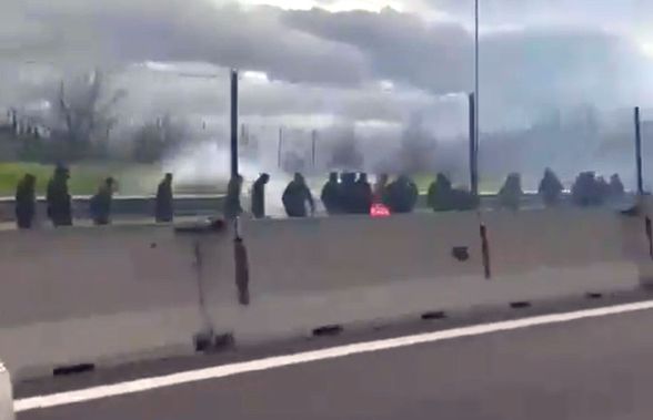 Haos în Italia: suporterii lui Napoli și AS Roma s-au bătut pe mijlocul șoselei! Autostrada a fost închisă