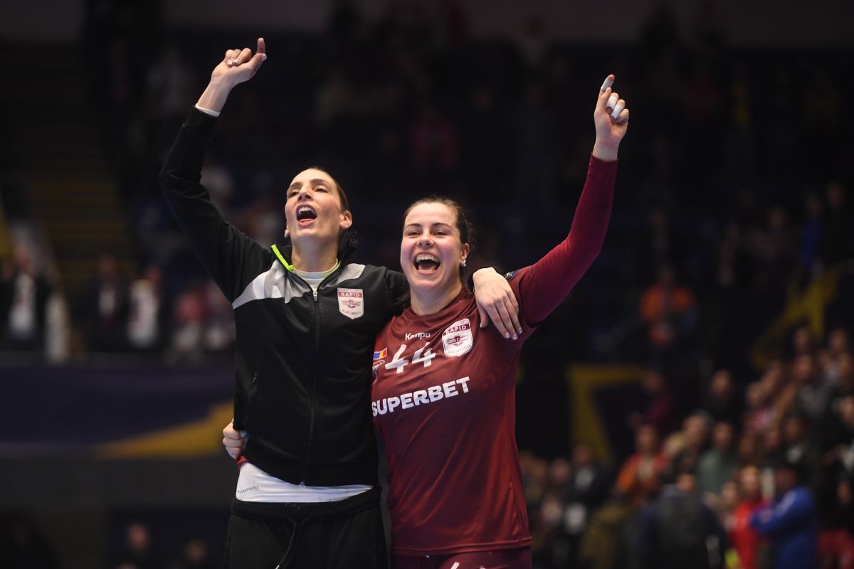 Hipnotizant! Până și jucătoarele lui Buducnost au aplaudat fanii Rapidului, deși au pierdut la 10 goluri