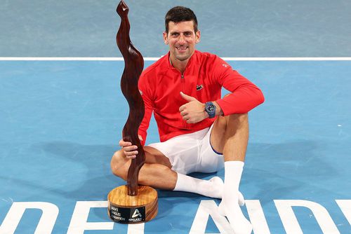 Novak Djokovic cu trofeul Adelaide International 1 // foto: Guliver/gettyimages