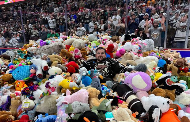 74.599 de jucării de pluș au fost aruncate la un meci de hochei al celor de la Hershey Bears