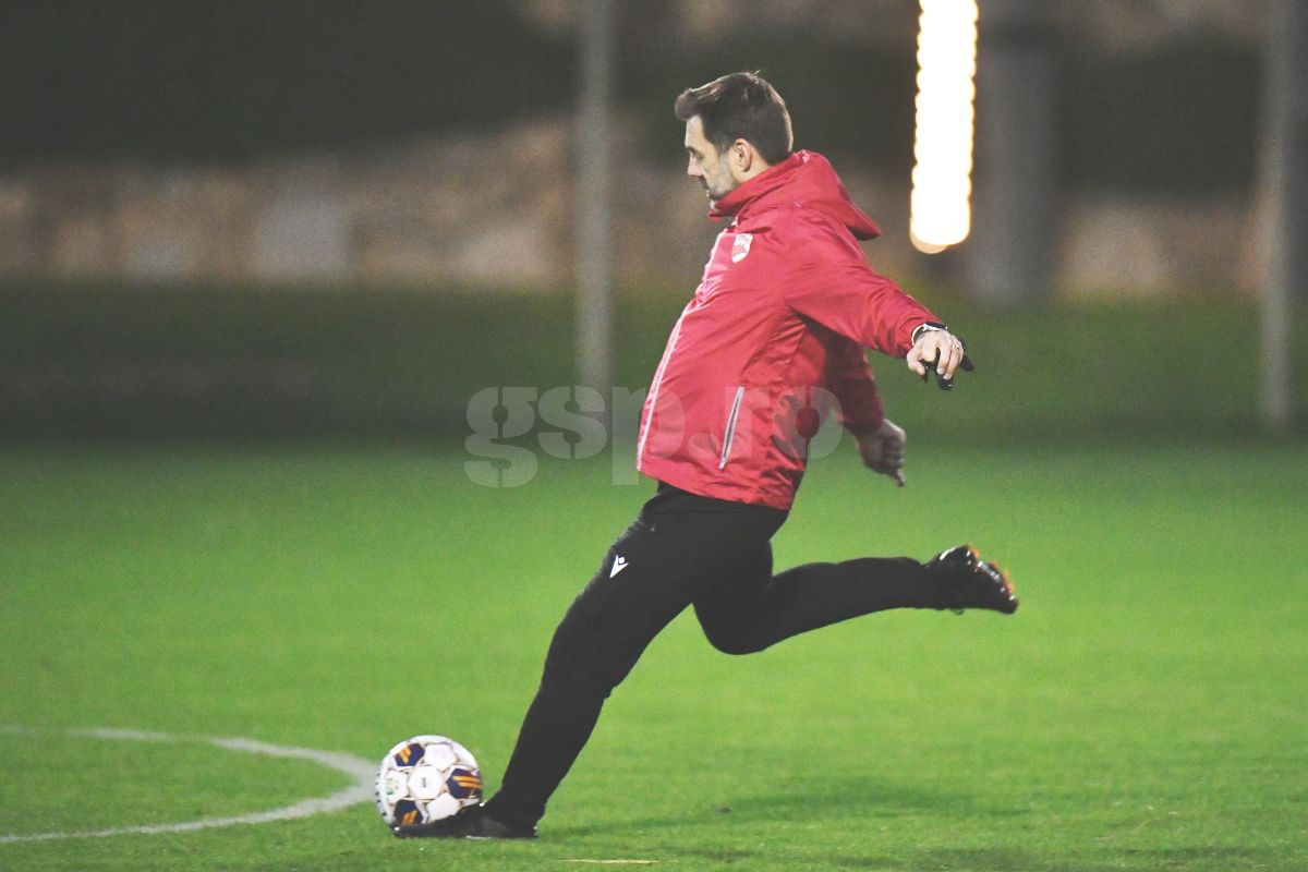 A început deja meciul Petrolul - Dinamo! „Câinii roșii” s-au mutat + Când debutează echipa lui Kopic în 2024