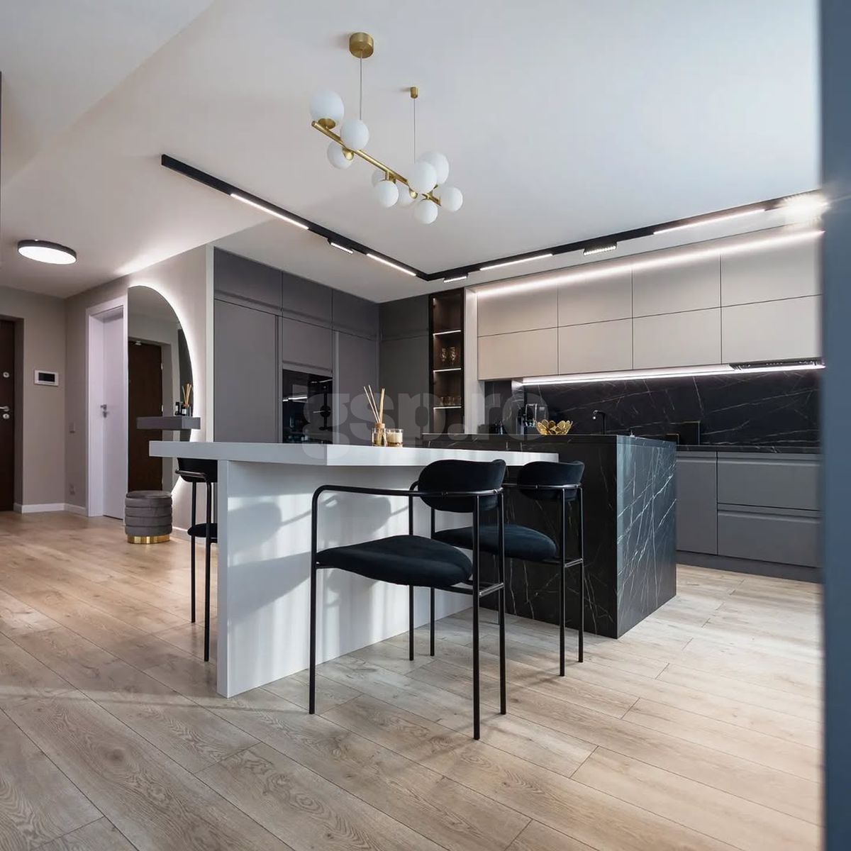 Cum arată penthouse-ul lui Dennis Man din Arad, în care a investit salariul său la Parma pe o lună: „Și-a dorit mereu să fie discret”