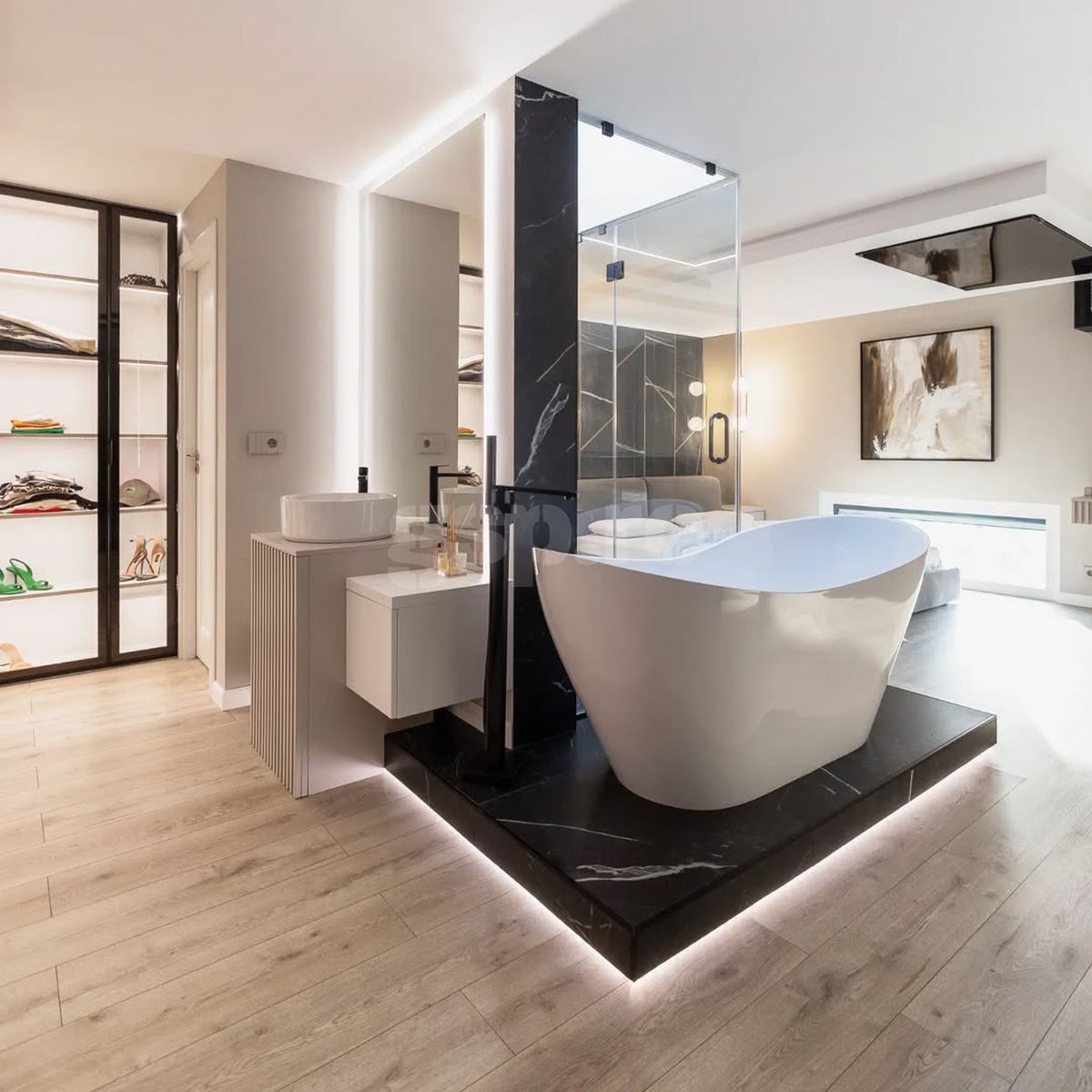 Cum arată penthouse-ul lui Dennis Man din Arad, în care a investit salariul său la Parma pe o lună: „Și-a dorit mereu să fie discret”