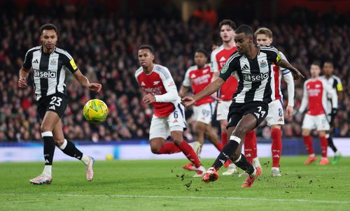 Alexander Isak înscrie pentru Newcastle cu aceeași minge pe care managerul lui Arsenal, Mikel Arteta, o contestă / Foto: GettyImages