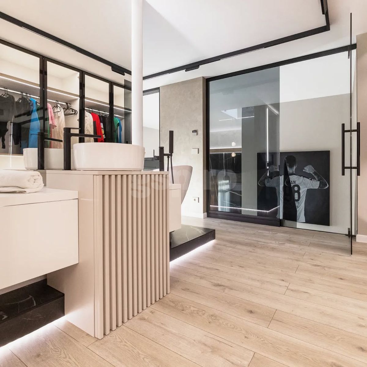 Cum arată penthouse-ul lui Dennis Man din Arad, în care a investit salariul său la Parma pe o lună: „Și-a dorit mereu să fie discret”