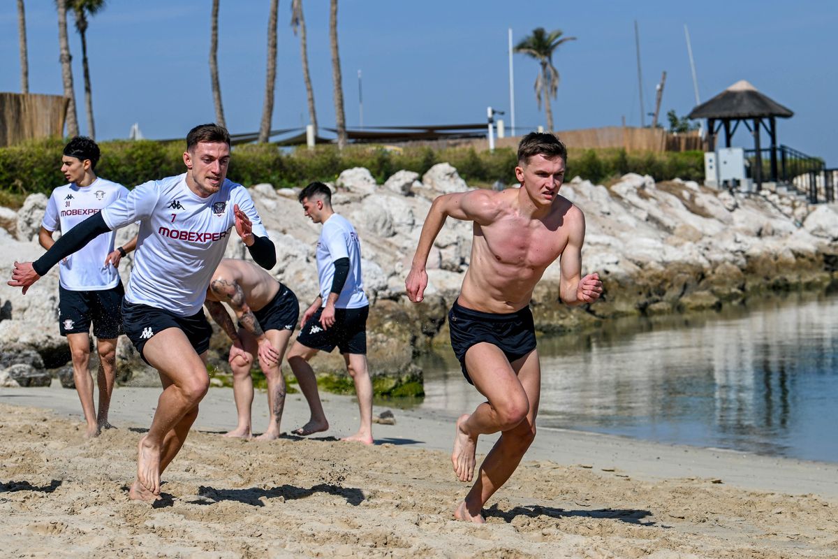 „Survivor Dubai” ediția 2025 » La ce îi supune Marius Șumudică pe rapidiști în cantonament: imaginile au apărut pe Facebook