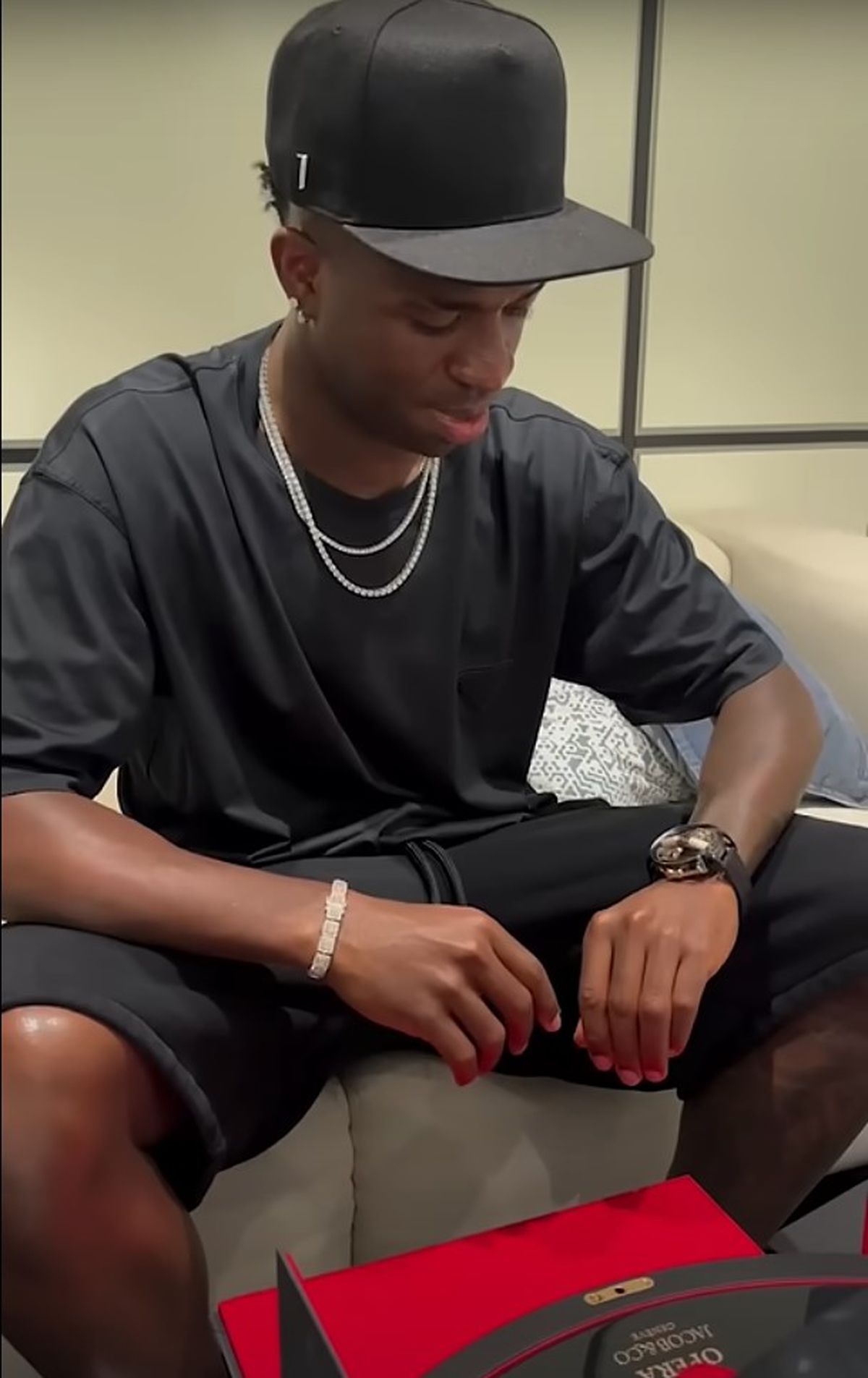 Vinicius Jr. și-a prezentat bijuteria primită de Anul Nou » A costat 500.000 de euro