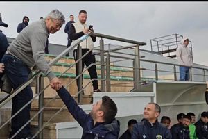 Dialog fabulos între Lucescu și Mutu, la primul amical din Antalya al Petrolului: „În sfârșit te-ai apucat de treabă”