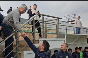 Dialog inedit între Lucescu și Mutu, la primul amical din Antalya al Petrolului: „În sfârșit te-ai apucat de treabă” / „Ai văzut, ai văzut?”