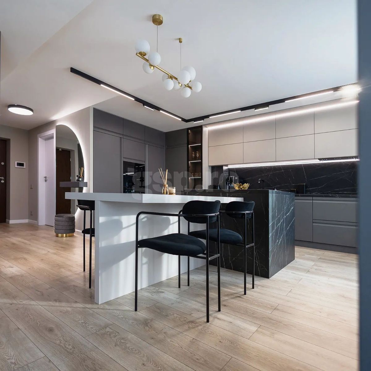 Cum arată penthouse-ul lui Dennis Man din Arad, în care a investit salariul său la Parma pe o lună: „Și-a dorit mereu să fie discret”