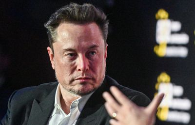 Elon Musk vrea să cumpere clubul-gigant din Premier League » Tatăl miliardarului a dat detaliile