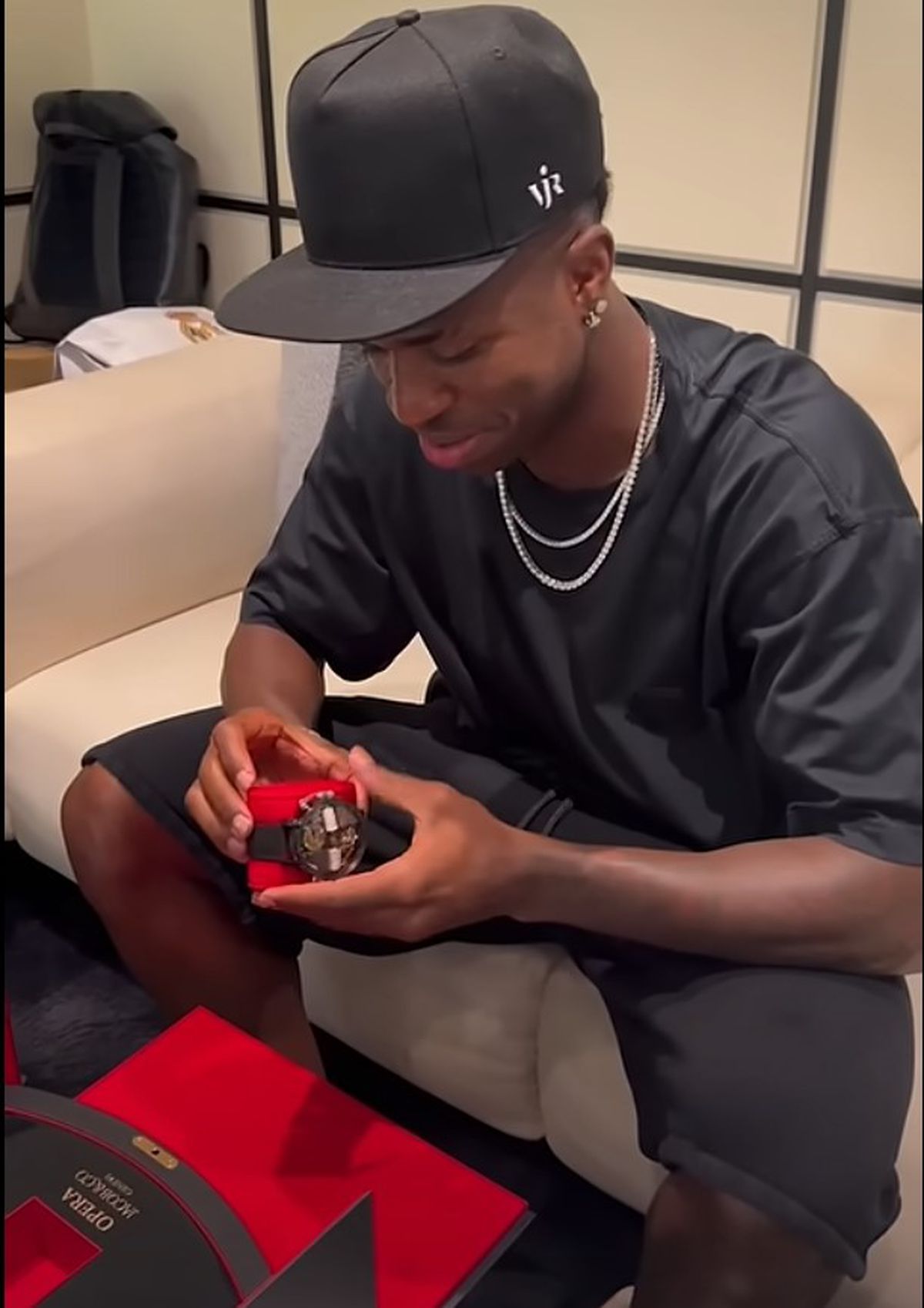 Vinicius Jr. și-a prezentat bijuteria primită de Anul Nou » A costat 500.000 de euro