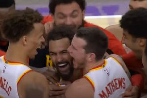 O nouă seară spectacol în NBA » Trae Young, aruncare câștigătoare de la centrul terenului, în ultima secundă a meciului