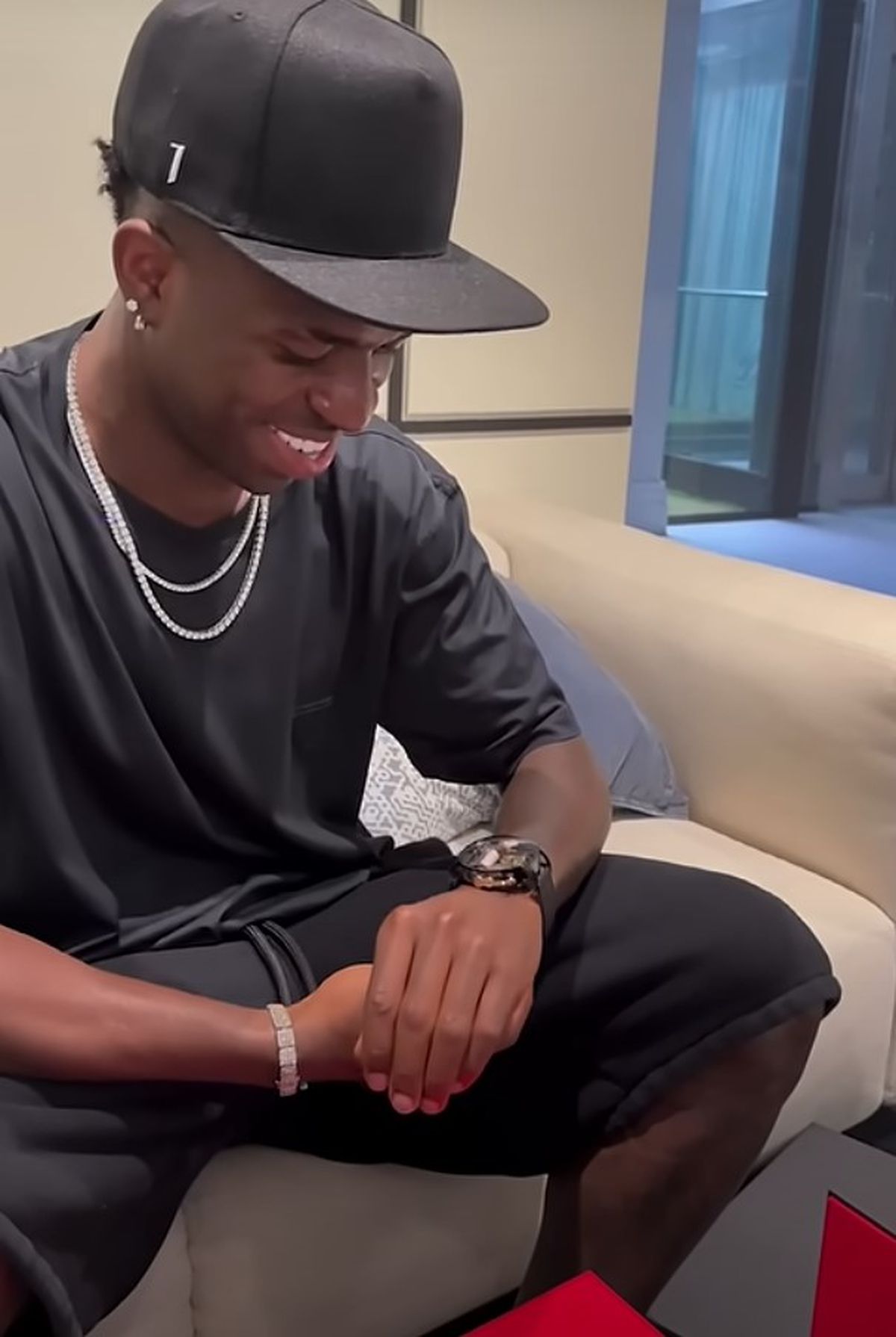 Vinicius Jr. și-a prezentat bijuteria primită de Anul Nou » A costat 500.000 de euro