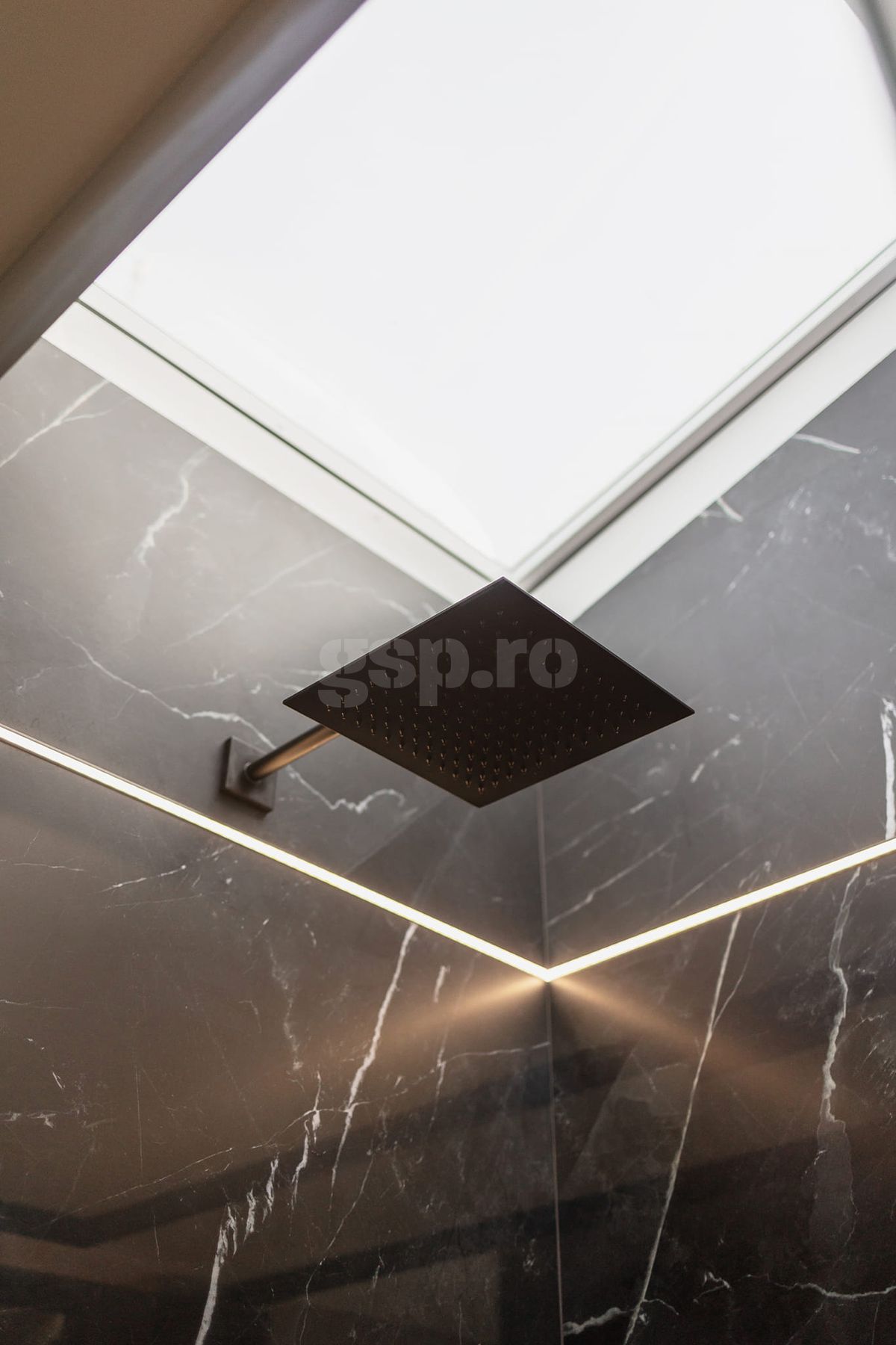 Cum arată penthouse-ul lui Dennis Man din Arad, în care a investit salariul său la Parma pe o lună: „Și-a dorit mereu să fie discret”