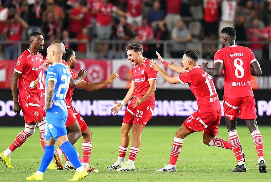 Ahmed Bani, în centru // foto: GSP Fosta speranță a lui Dinamo a semnat cu o campioană! Contract pe 3 sezoane: „E al nostru! Bine ai venit la Clubul Regal”