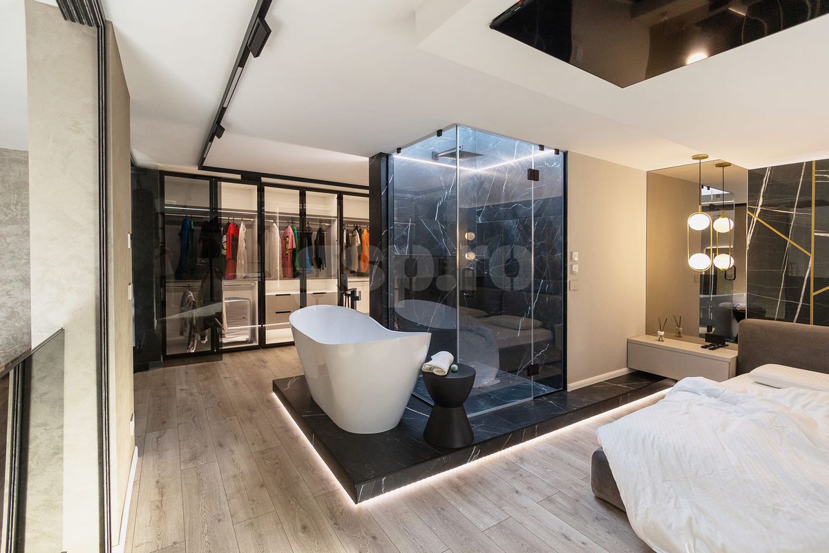 Cum arată penthouse-ul lui Dennis Man din Arad, în care a investit salariul său la Parma pe o lună: „Și-a dorit mereu să fie discret”