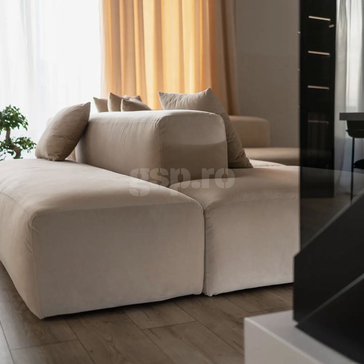 Cum arată penthouse-ul lui Dennis Man din Arad, în care a investit salariul său la Parma pe o lună: „Și-a dorit mereu să fie discret”