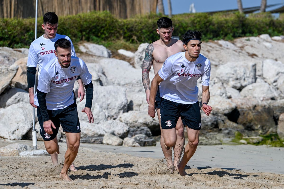 „Survivor Dubai” ediția 2025 » La ce îi supune Marius Șumudică pe rapidiști în cantonament: imaginile au apărut pe Facebook